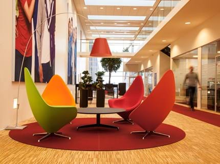 Runde, røde filttæpper i lounge område